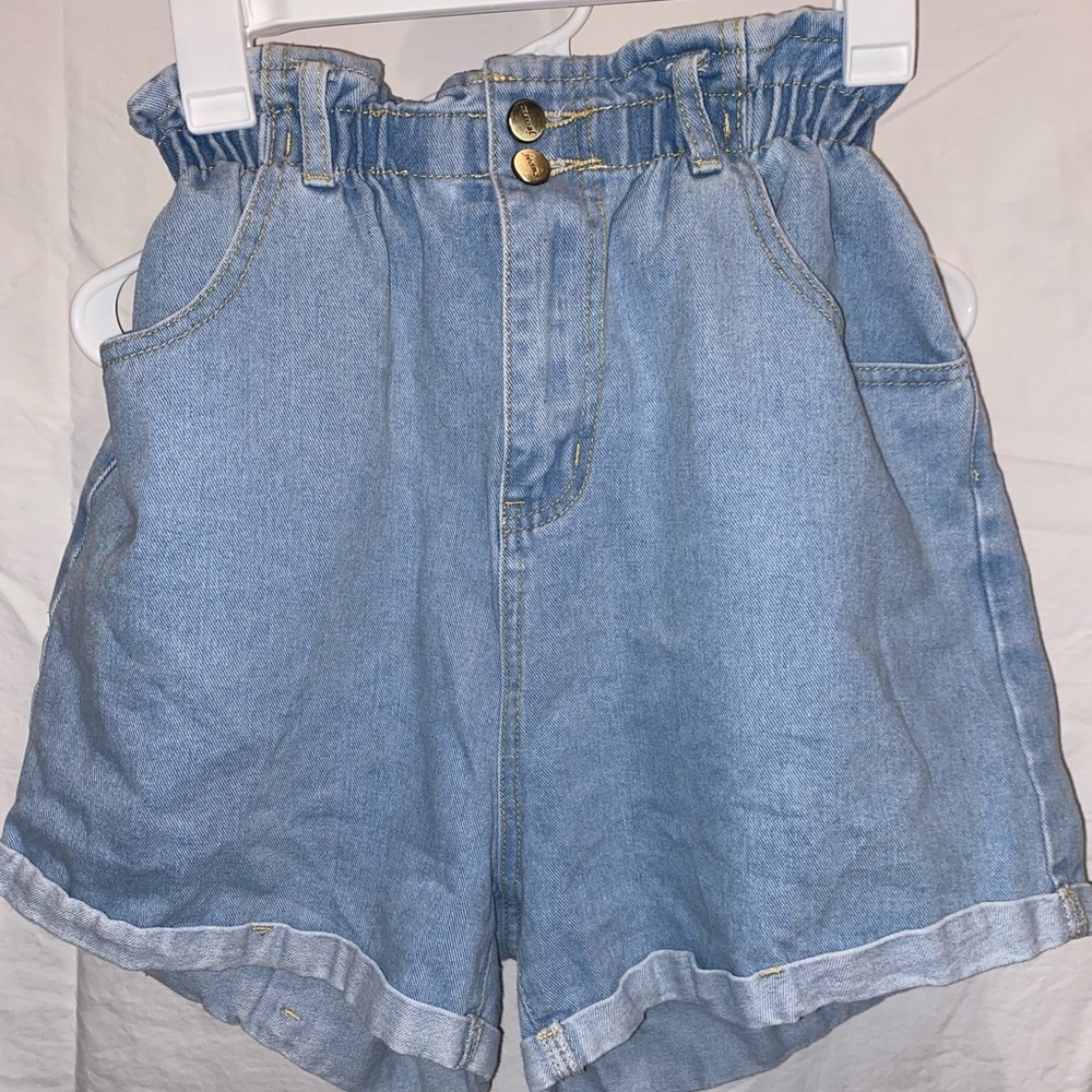 cinched waist blue jean shorts